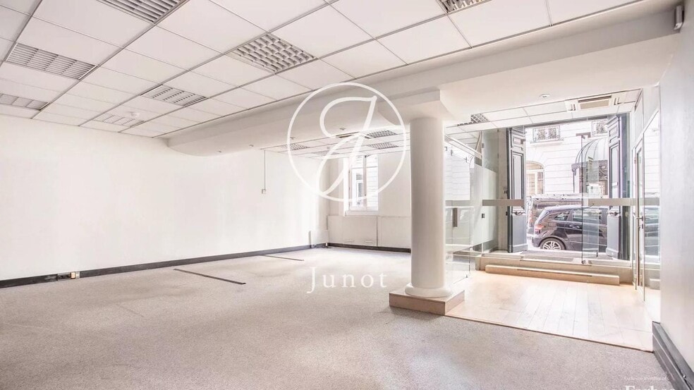 Retail in Paris for sale - Interior Photo - Image 3 of 23