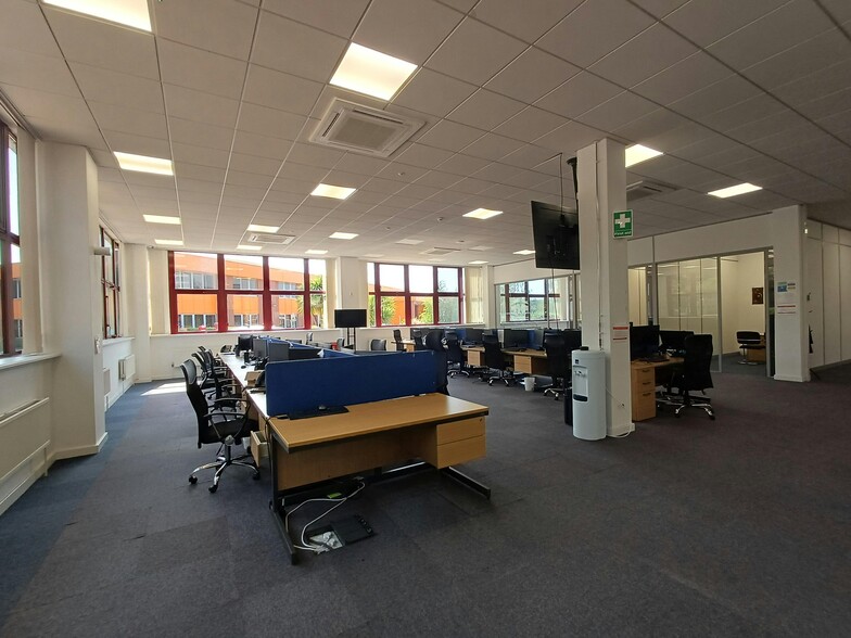 Gatwick Rd, Crawley to rent - Building Photo - Image 3 of 7