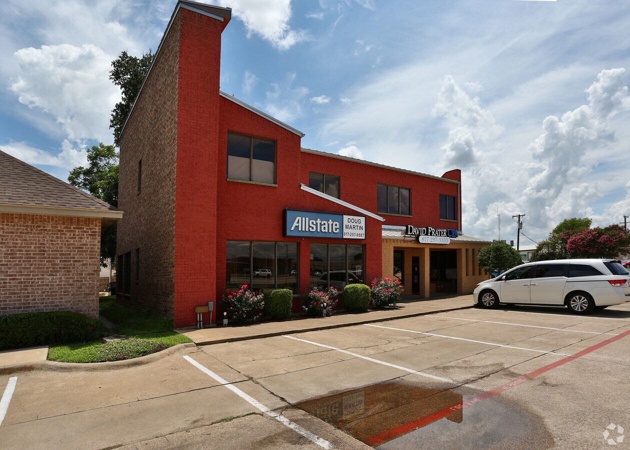 200 E Main St, Crowley, TX 76036 UK