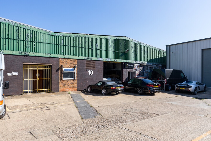 Bentalls, Basildon to rent - Building Photo - Image 2 of 4