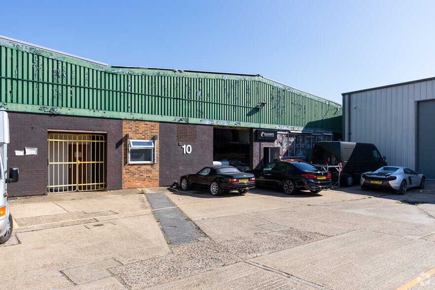 Bentalls, Basildon to rent - Building Photo - Image 3 of 6