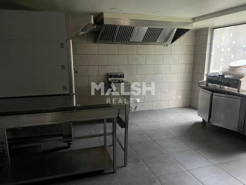 Retail in Écully to rent - Interior Photo - Image 2 of 7