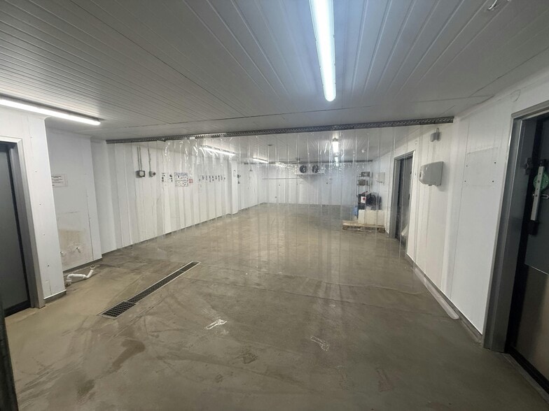 Wandle Way, Mitcham to rent - Building Photo - Image 3 of 6