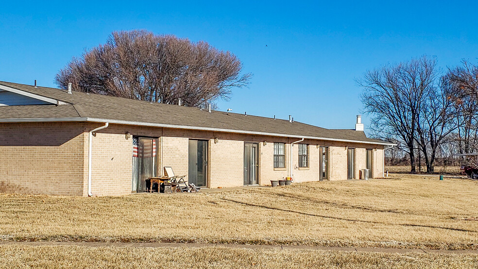 602 E Main St, Mount Hope, KS for sale - Building Photo - Image 1 of 1