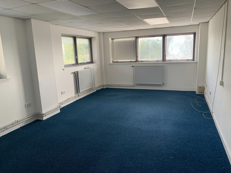 Nobel Rd, Dundee to rent - Building Photo - Image 3 of 4