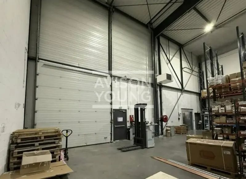 Light Industrial in Villeneuve-la-Garenne to rent - Interior Photo - Image 2 of 7