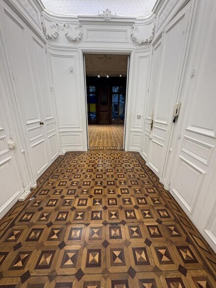 Retail in Marseille to rent - Interior Photo - Image 2 of 13