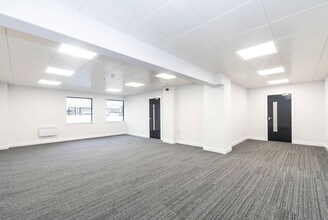 Nepshaw Ln S, Morley to rent Interior Photo- Image 2 of 3