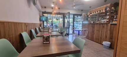 Retail in L'Hospitalet de Llobregat, Barcelona to rent Interior Photo- Image 1 of 11