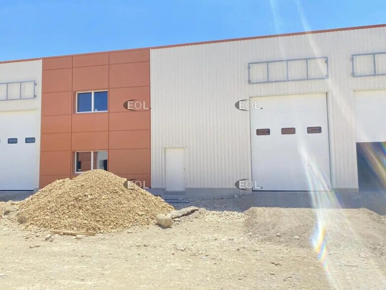 Light Industrial in Chassieu to rent - Building Photo - Image 1 of 5
