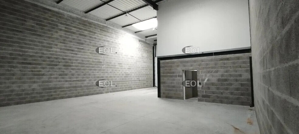 Light Industrial in Chassieu to rent - Interior Photo - Image 2 of 5