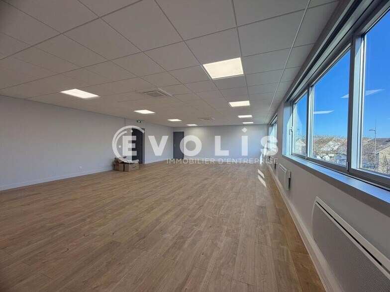 Office in Chevilly-Larue to rent - Interior Photo - Image 2 of 7