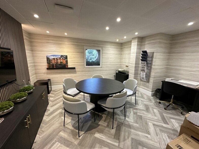 Hurst Rd, East Molesey to rent - Building Photo - Image 3 of 8