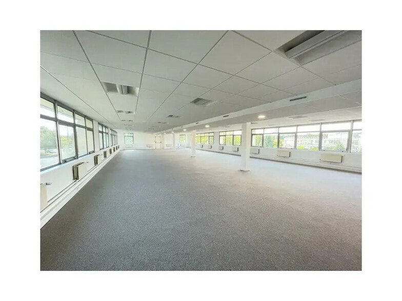 Office in Roissy-en-France to rent - Interior Photo - Image 2 of 6