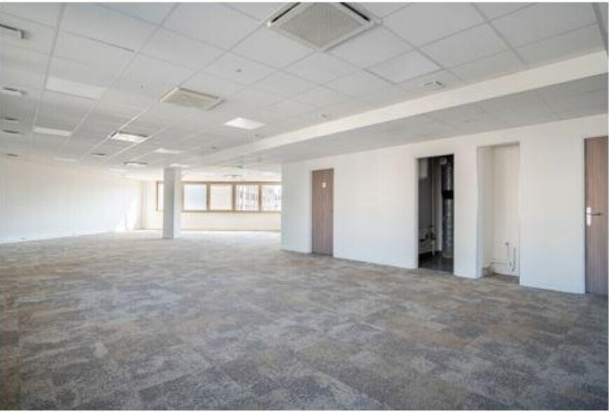 Office in Levallois-Perret to rent - Interior Photo - Image 2 of 7