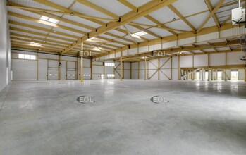 Light Industrial in Louvres to rent Interior Photo- Image 2 of 5