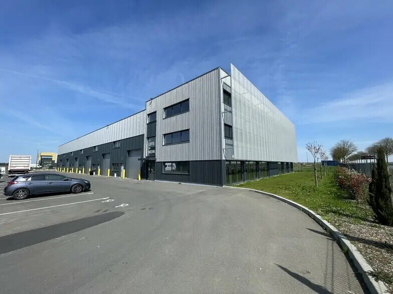 Light Industrial in Le Mesnil-Amelot to rent - Building Photo - Image 2 of 8
