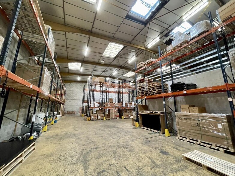 Light Industrial in Irigny to rent - Building Photo - Image 2 of 8