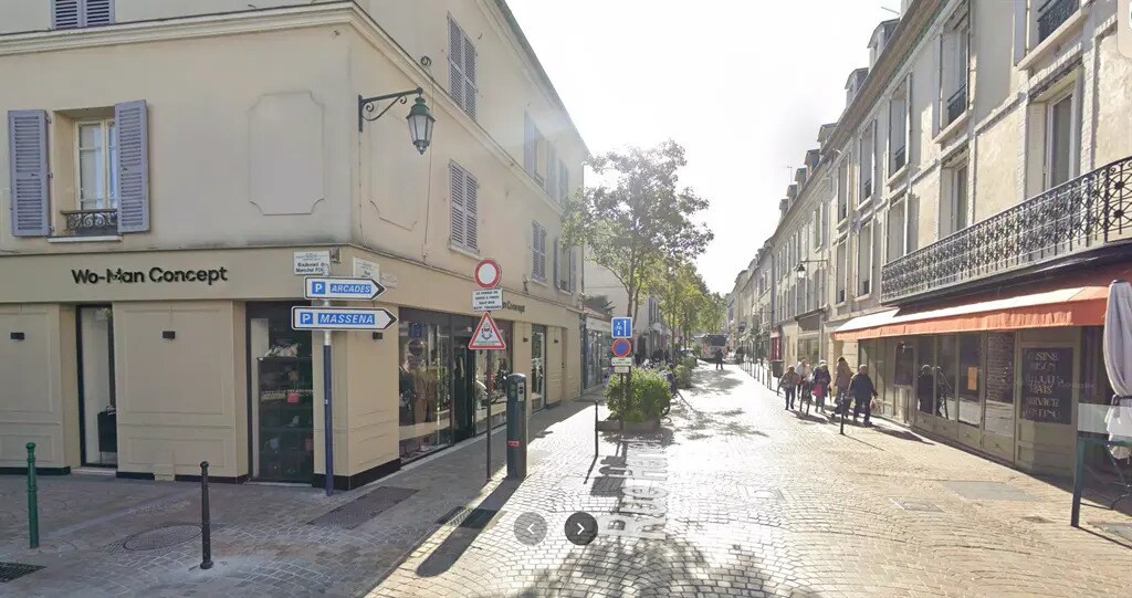 Retail in Rueil-Malmaison to rent Building Photo- Image 1 of 3