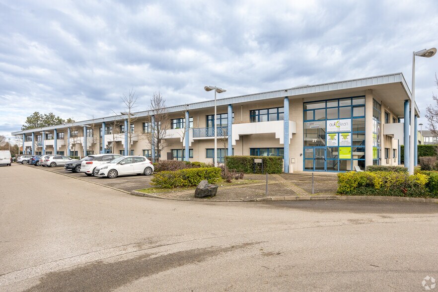 Light Industrial in Bron to rent - Building Photo - Image 2 of 16