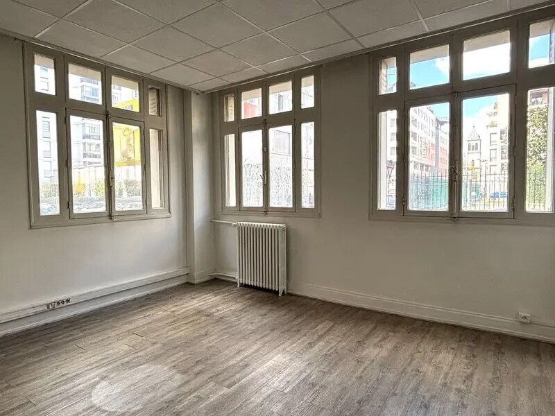 Office in Lyon for sale Interior Photo- Image 1 of 11