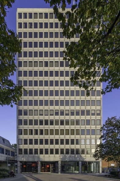 St Georges Sq, New Malden to rent - Building Photo - Image 1 of 6