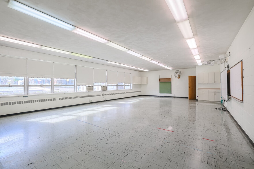 331 George St, West Chicago, IL to rent - Interior Photo - Image 3 of 12