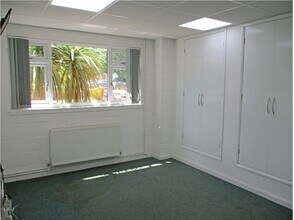 8 Sybron Way, Crowborough to rent Interior Photo- Image 2 of 2