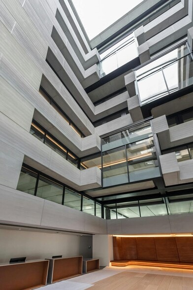 80 Charlotte St, London to rent - Interior Photo - Image 2 of 9