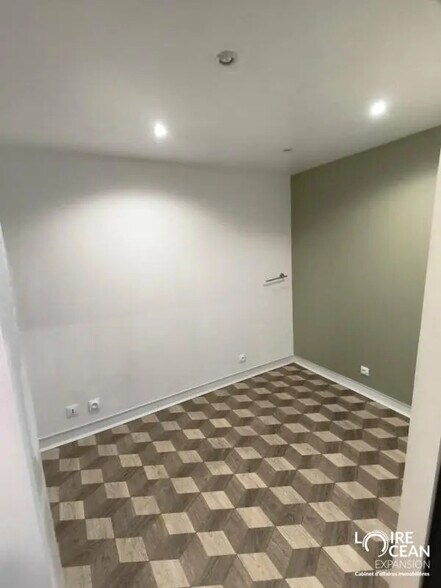 Retail in Nantes to rent - Building Photo - Image 3 of 8