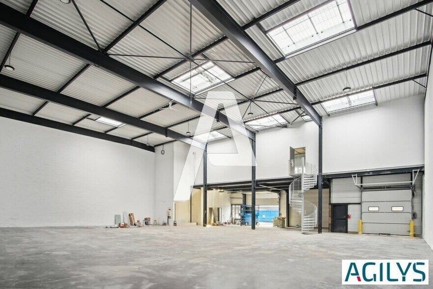 Light Industrial in Courtry for sale - Interior Photo - Image 1 of 4