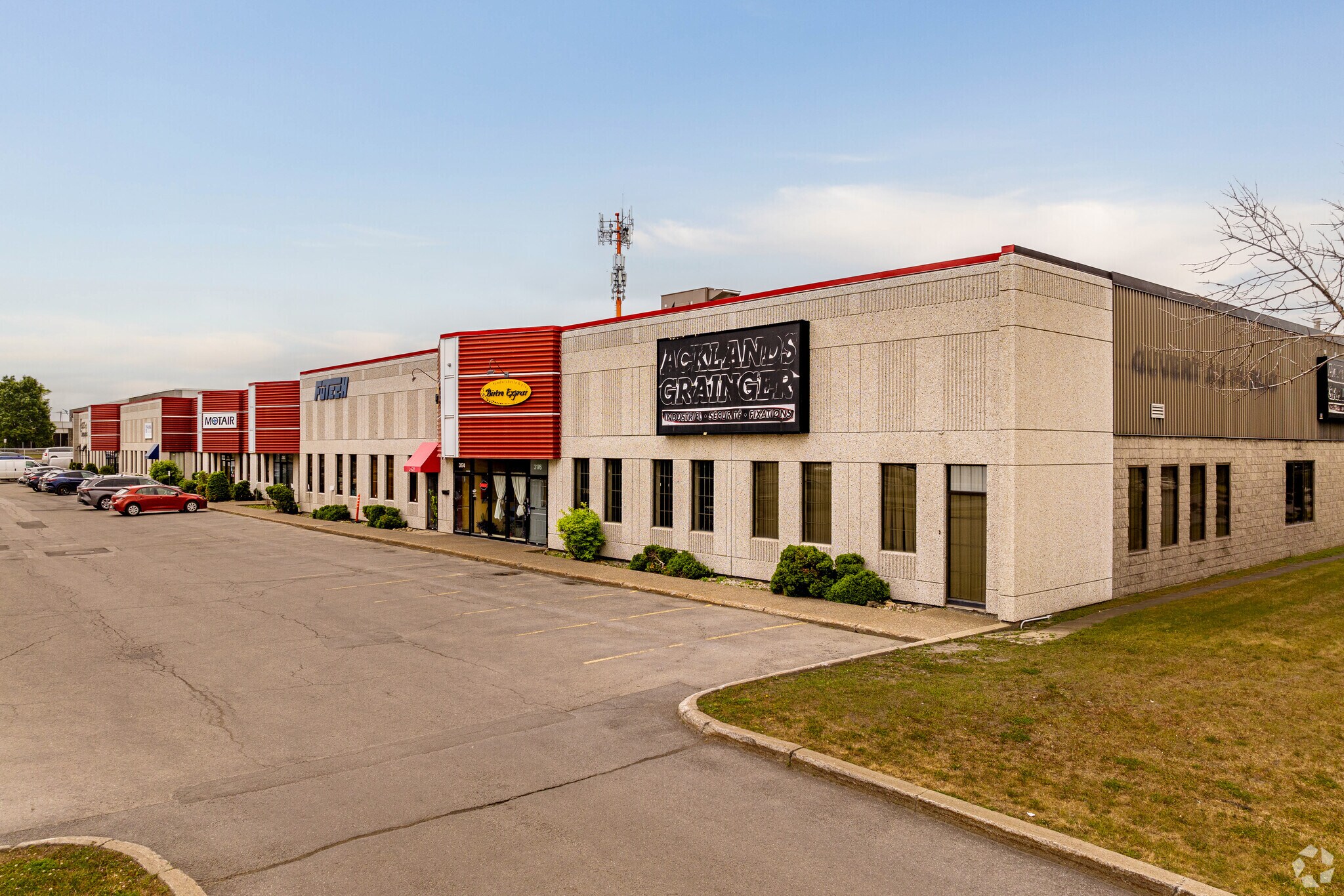 3148-3178 Boul Industriel, Laval, QC to rent Primary Photo- Image 1 of 21