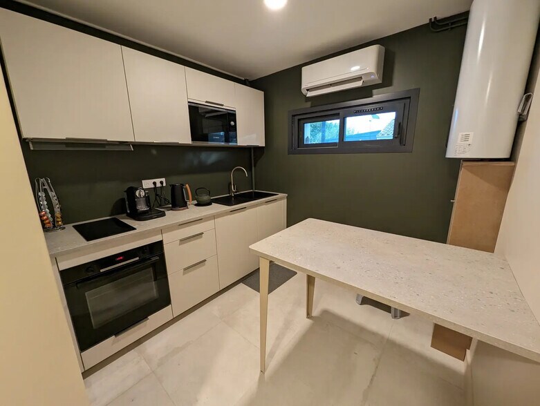 Light Industrial in Pessac to rent - Interior Photo - Image 2 of 5