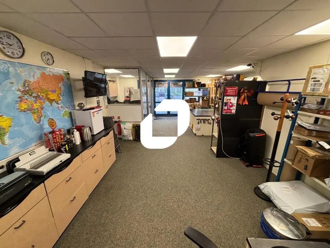 Light Industrial in Croissy-Beaubourg for sale Interior Photo- Image 1 of 18