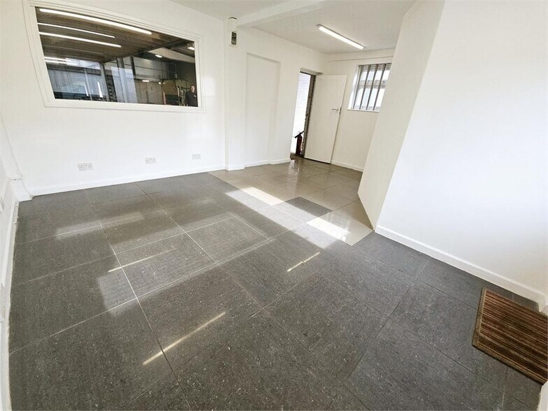 7 Star Ln, Southend-On-Sea to rent - Building Photo - Image 2 of 11