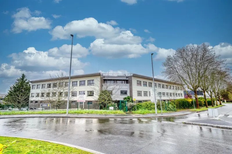Office in Chanteloup-les-Vignes to rent Building Photo- Image 1 of 11