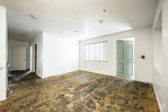 700 Beville Rd, Daytona Beach, FL for rent Interior Photo- Image 2 of 8