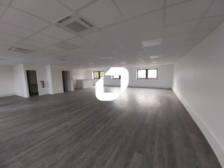 Light Industrial in SAINT-OUEN-L'AUMONE to rent - Interior Photo - Image 3 of 10