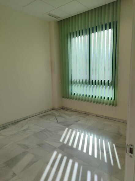 De Hytasa, Seville, Sevilla to rent - Building Photo - Image 2 of 10