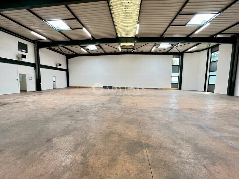 Light Industrial in Villepinte to rent - Interior Photo - Image 1 of 10