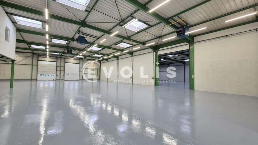 Light Industrial in Saint-Thibault-des-Vignes to rent - Interior Photo - Image 3 of 17