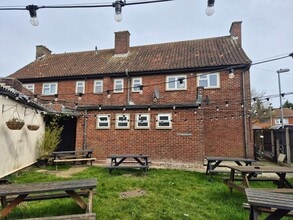 Larkhill Rd, Yeovil to rent Interior Photo- Image 2 of 12