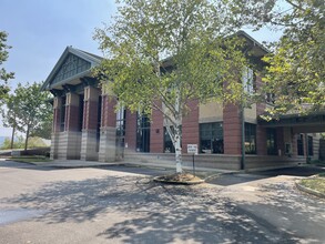 1495 NW Garden Valley Blvd, Roseburg, OR for rent Building Photo- Image 1 of 2