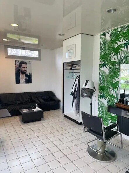 Retail in Le Mans for sale - Interior Photo - Image 2 of 5