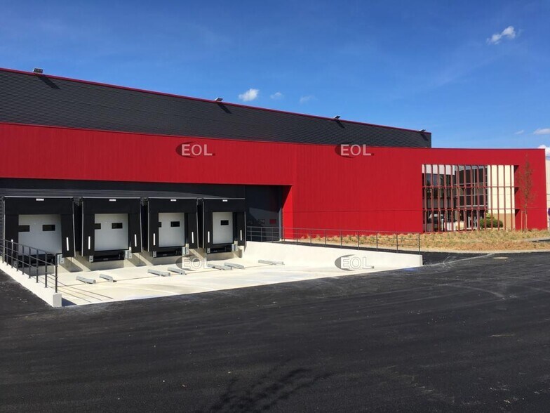 Industrial in Maurepas to rent - Building Photo - Image 1 of 4