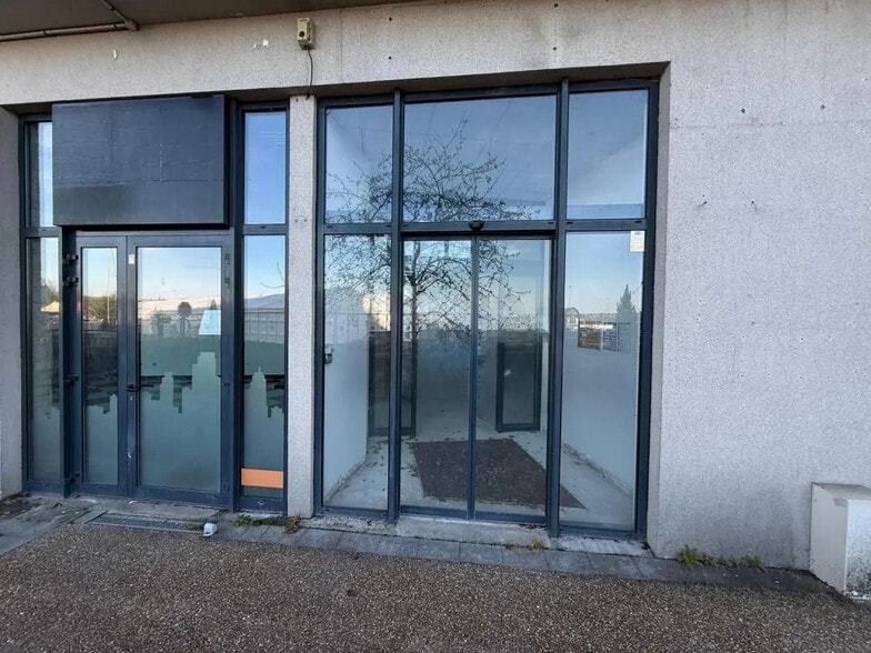 Retail in Quincy-sous-Sénart to rent - Building Photo - Image 2 of 10