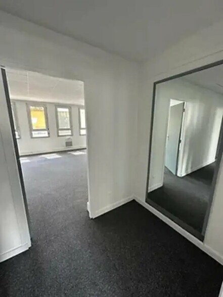 Office in Clichy to rent - Interior Photo - Image 3 of 7