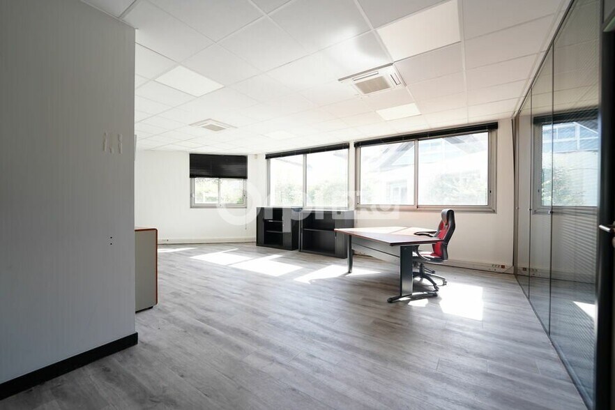 Office in Saint-Maurice-de-Beynost to rent - Interior Photo - Image 1 of 12