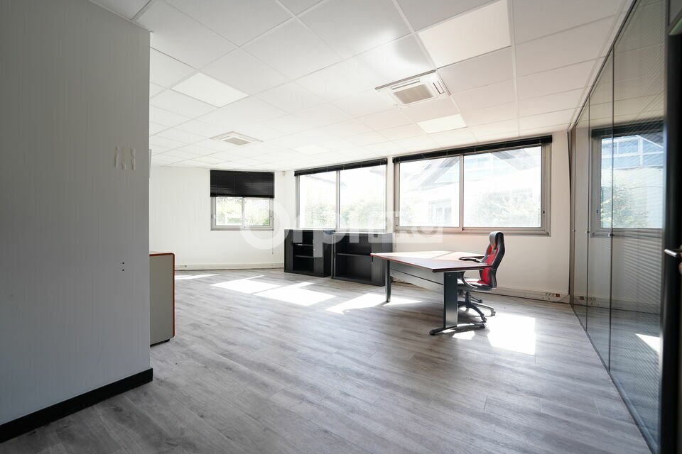Office in Saint-Maurice-de-Beynost to rent Interior Photo- Image 1 of 13