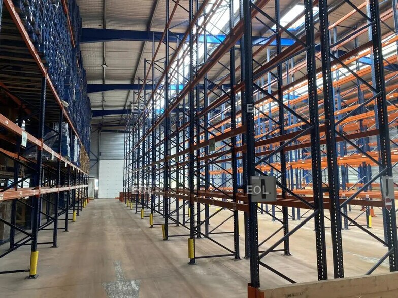 Industrial in Genas to rent - Interior Photo - Image 3 of 8